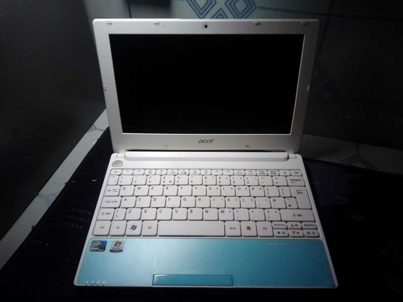 BEAUTIFUL TURQUOISE ACER ASPIRE ONE - HAPPY