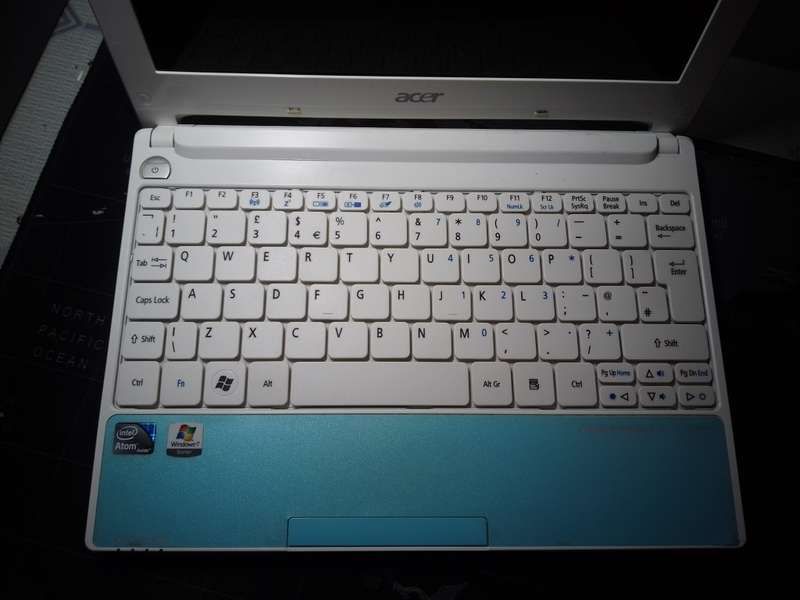 BEAUTIFUL TURQUOISE ACER ASPIRE ONE - HAPPY