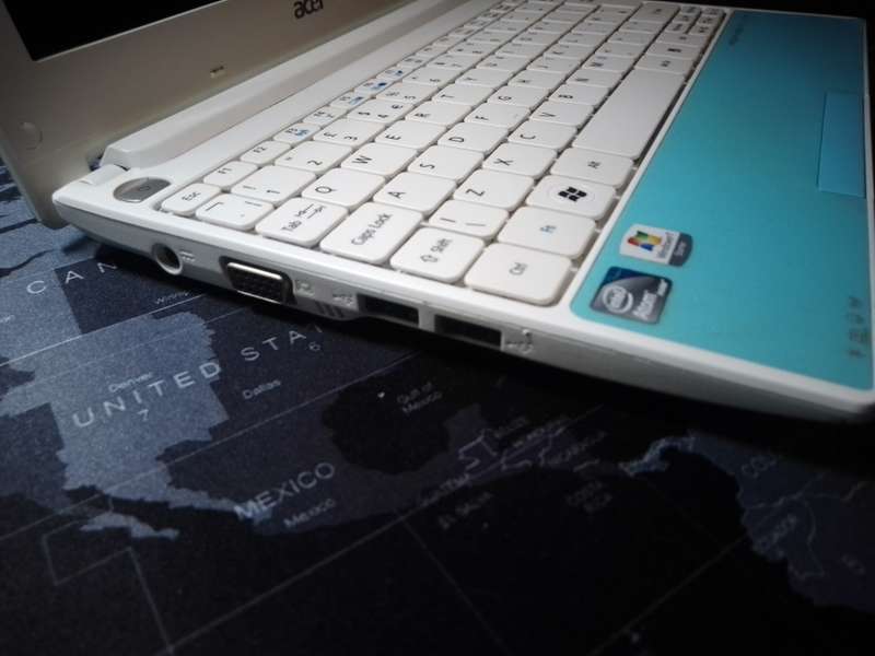 BEAUTIFUL TURQUOISE ACER ASPIRE ONE - HAPPY
