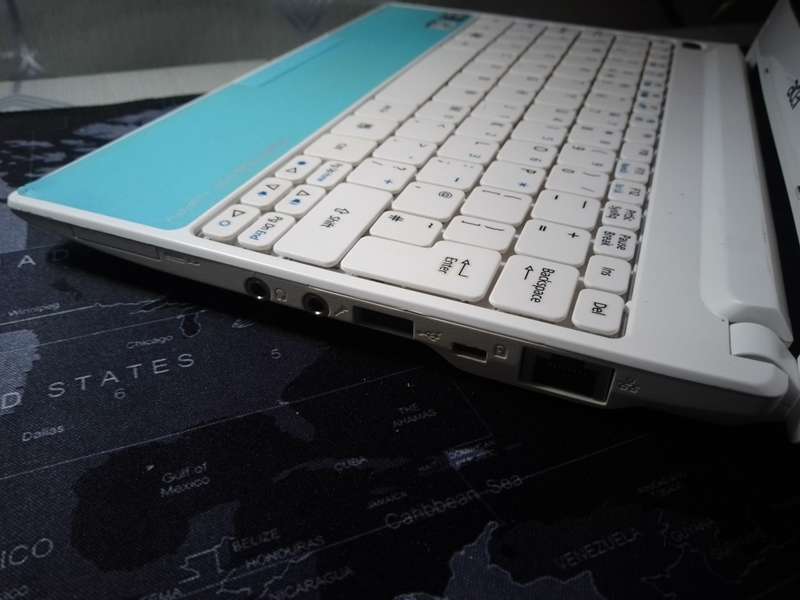 BEAUTIFUL TURQUOISE ACER ASPIRE ONE - HAPPY