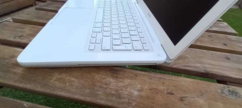 Apple MacBook A1342