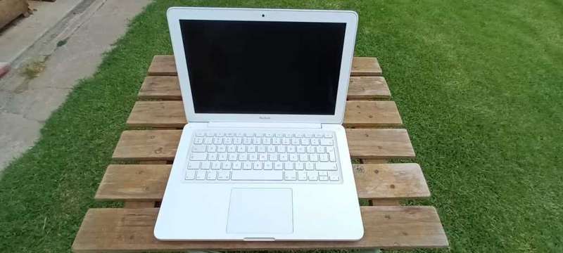 Apple MacBook A1342