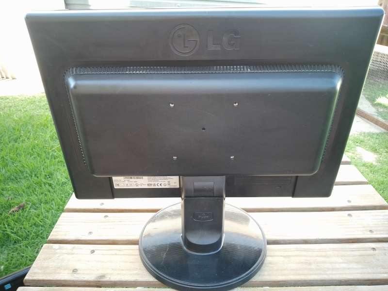 LG FLATRON 17` WIDE MONITOR