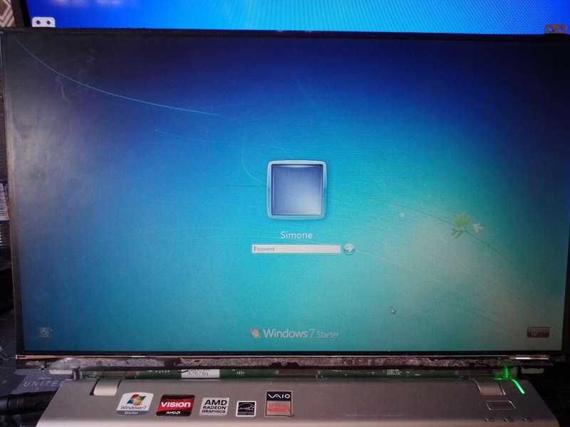 15.6` 40 PIN THIN LAPTOP SCREEN (COMPATIBLE ON ANY 40 PIN THIN SCREEN LAPTOP)