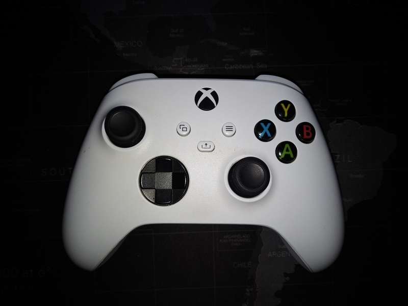Mint Condition - Xbox Series S 512SSD in Original Box. ( Rechargeable batteries + Charger incld. )