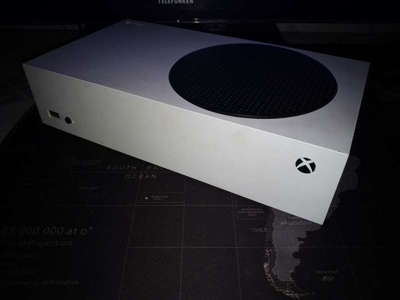 Mint Condition - Xbox Series S 512SSD in Original Box. ( Rechargeable batteries + Charger incld. )