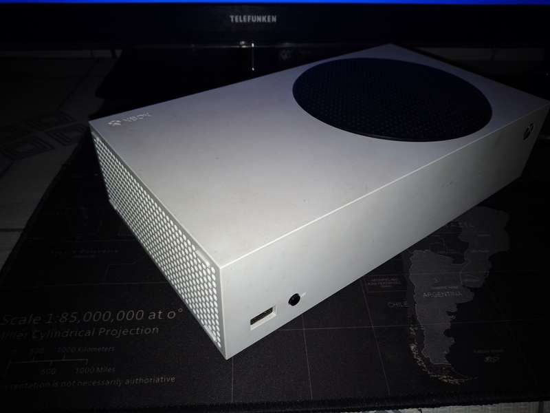 Mint Condition - Xbox Series S 512SSD in Original Box. ( Rechargeable batteries + Charger incld. )