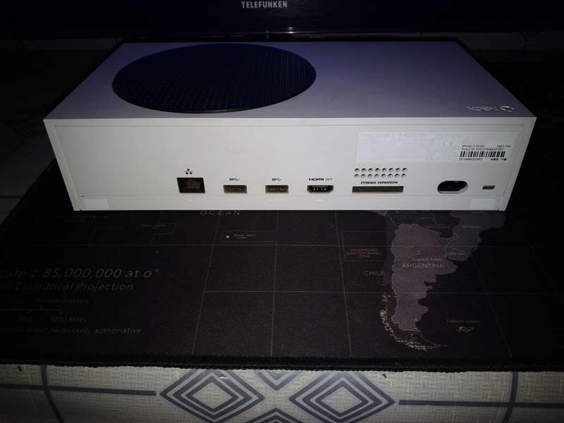 Mint Condition - Xbox Series S 512SSD in Original Box. ( Rechargeable batteries + Charger incld. )