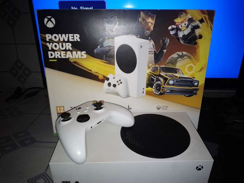 Mint Condition - Xbox Series S 512SSD in Original Box. ( Rechargeable batteries + Charger incld. )