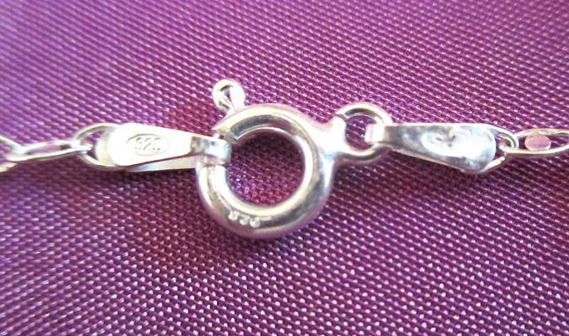 A SOLID SILVER 42cm CHAIN WITH INSERTS IN EACH LOOP WHICH GIVE THIS CHAIN A SPARKLING LOOK---NEW
