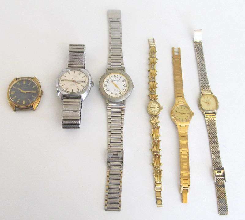 A LOT OF SIX WATCHES SOLD AS NOT WORKING===ONE IS TICKING
