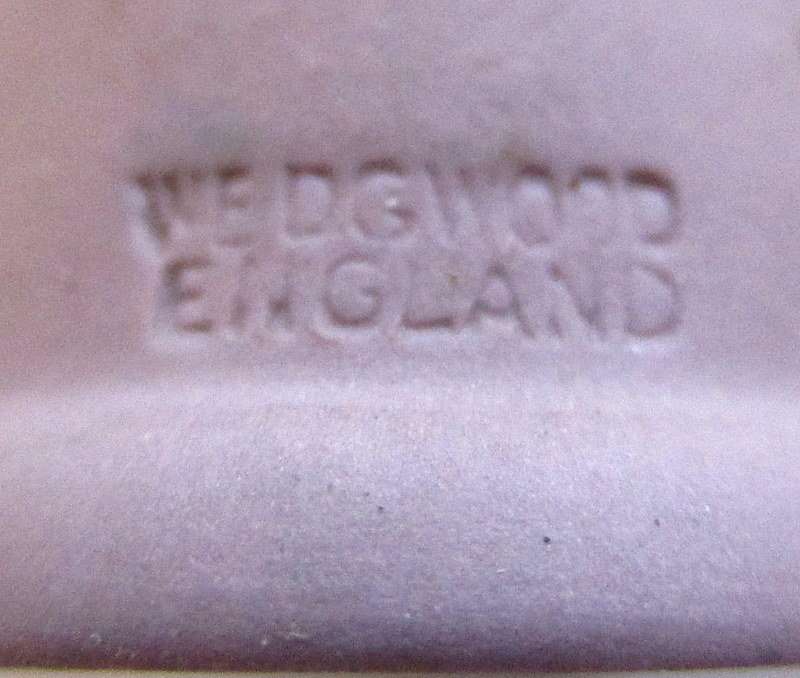A LILAC AND BLUE WEDGWOOD THIMBLE