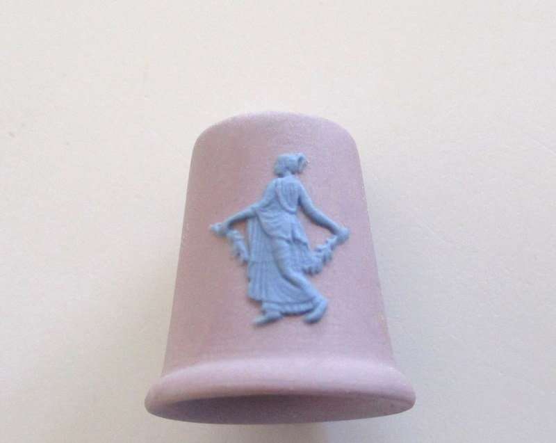 A LILAC AND BLUE WEDGWOOD THIMBLE