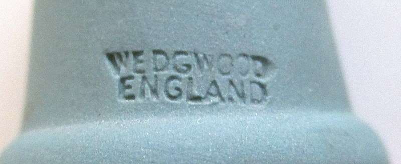 A SEA GREEN AND WHITE WEDGWOOD THIMBLE