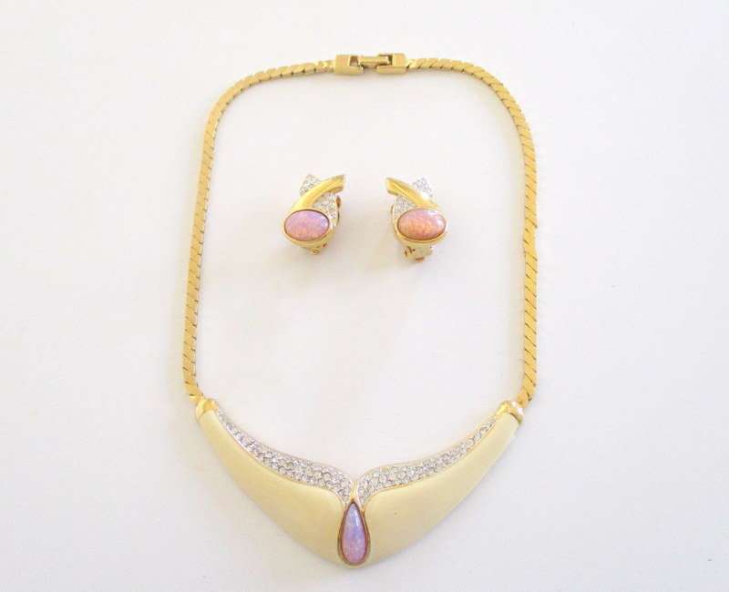 A STUNNING SET OF BG COSTUME JEWELLERY