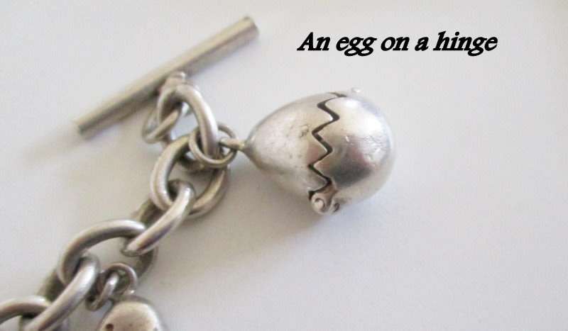 A HEAVY SOLID SILVER CHARM BRACELET WITH LARGE AND MEDIUM SIZE CHARMS--62,5 Gram