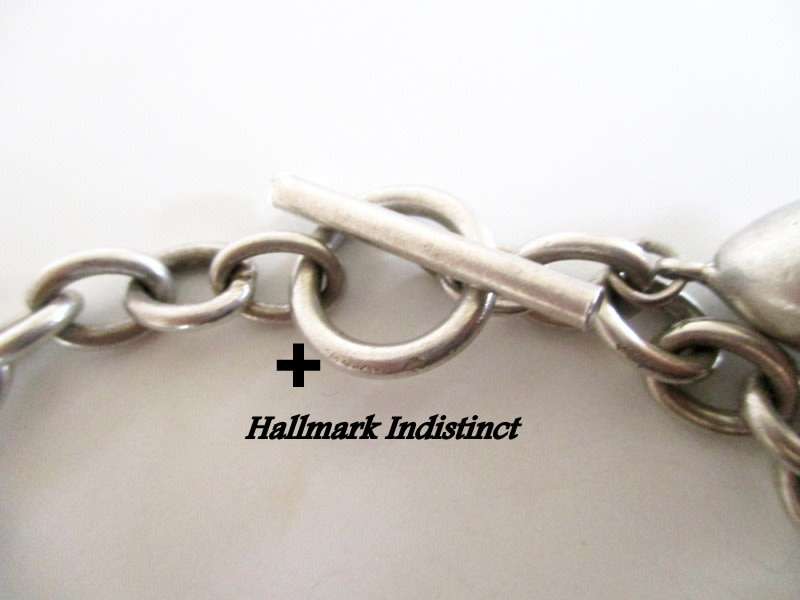 A HEAVY SOLID SILVER CHARM BRACELET WITH LARGE AND MEDIUM SIZE CHARMS--62,5 Gram