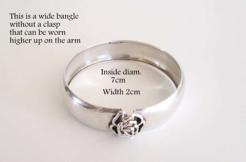 A VINTAGE SOLID SILVER BANGLE------WEIGHT 28,3 Gram