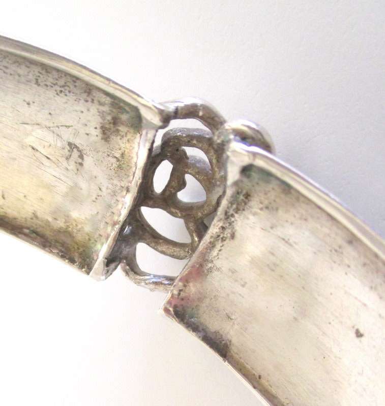 A VINTAGE SOLID SILVER BANGLE------WEIGHT 28,3 Gram