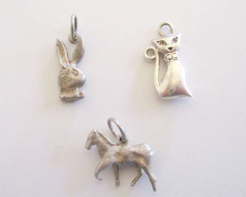 VINTAGE STERLING SILVER CHARMS INCLUDING A LOCKET AND A CLASP---WEIGHT 13,8 Gram