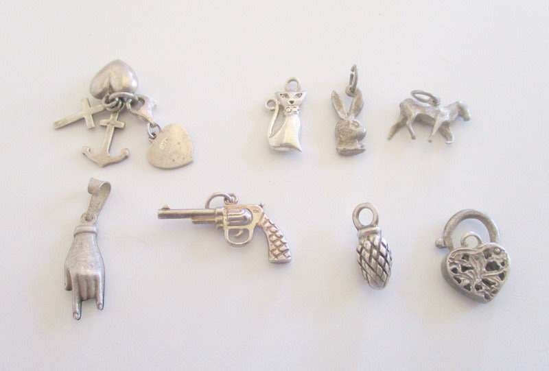 VINTAGE STERLING SILVER CHARMS INCLUDING A LOCKET AND A CLASP---WEIGHT 13,8 Gram