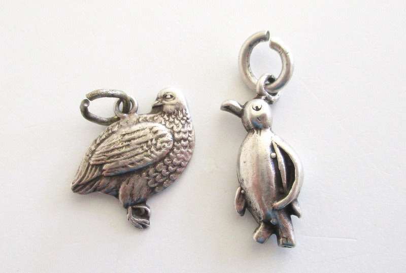 A LOT OF SOLID SILVER CHARMS--- 21,6 Gram