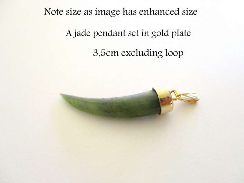 A LOT OF RINGS, 2 SEMI- PRECIOUS STONE HEARTS AND A JADE PENDANT SET IN GOLD PLATE--READ