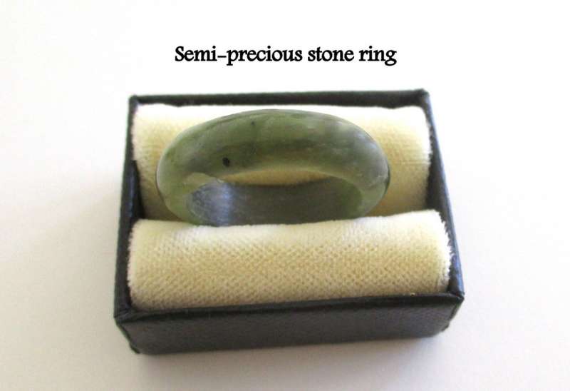 A LOT OF RINGS, 2 SEMI- PRECIOUS STONE HEARTS AND A JADE PENDANT SET IN GOLD PLATE--READ