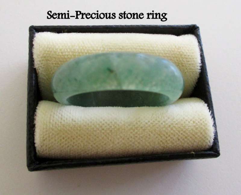 A LOT OF RINGS, 2 SEMI- PRECIOUS STONE HEARTS AND A JADE PENDANT SET IN GOLD PLATE--READ