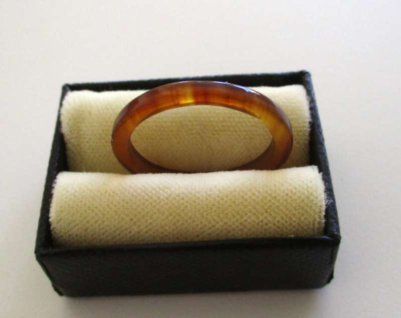 A LOT OF RINGS, 2 SEMI- PRECIOUS STONE HEARTS AND A JADE PENDANT SET IN GOLD PLATE--READ