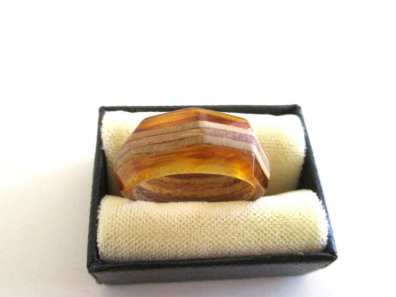 A LOT OF RINGS, 2 SEMI- PRECIOUS STONE HEARTS AND A JADE PENDANT SET IN GOLD PLATE--READ