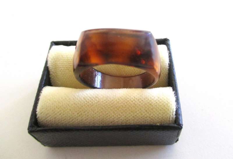 A LOT OF RINGS, 2 SEMI- PRECIOUS STONE HEARTS AND A JADE PENDANT SET IN GOLD PLATE--READ