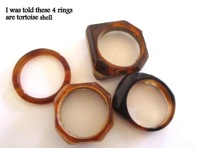 A LOT OF RINGS, 2 SEMI- PRECIOUS STONE HEARTS AND A JADE PENDANT SET IN GOLD PLATE--READ