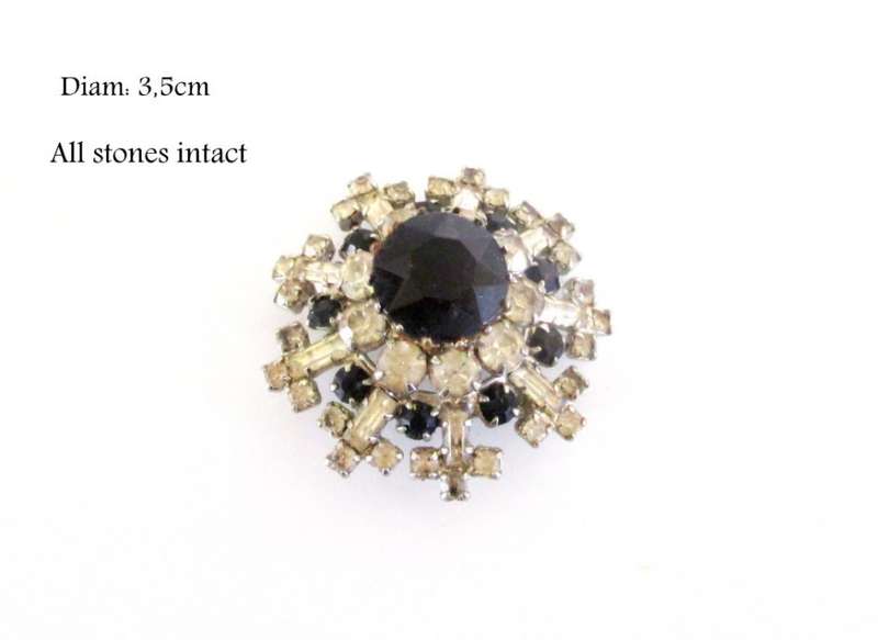 A RHINESTONE NECKLACE,EARRINGS AND A BROOCH