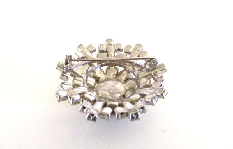 A RHINESTONE NECKLACE,EARRINGS AND A BROOCH