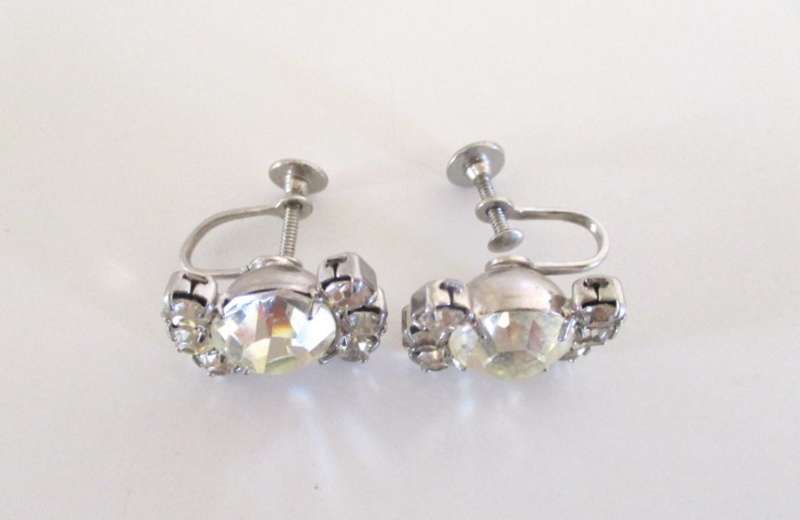 A RHINESTONE NECKLACE,EARRINGS AND A BROOCH