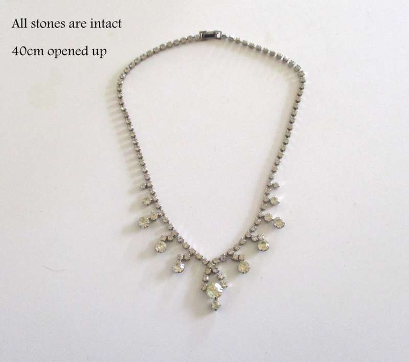 A RHINESTONE NECKLACE,EARRINGS AND A BROOCH