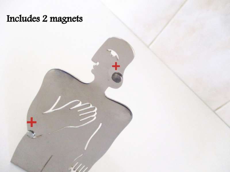A CARROL BOYES MAGNETIC PHOTO STAND WITH 2 MAGNETS