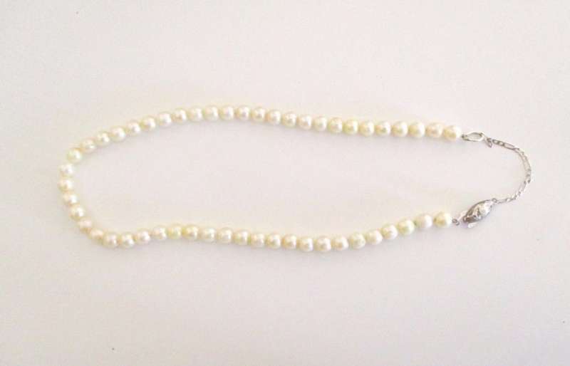 A GENUINE VINTAGE SEA WATER PEARL NECKLACE--PLEASE READ DESCRIPTION