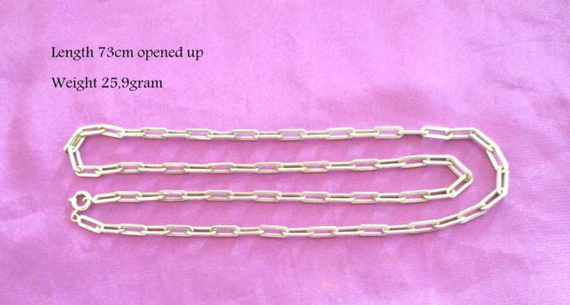 A LONG SOLID SILVER CHAIN WITH LARGE LINKS--25,9 gram