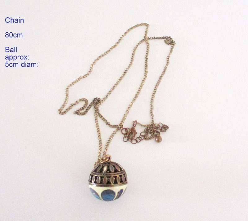 A LOT OF COSTUME JEWELLERY INCLUDING A RELIGIOUS PENDANT
