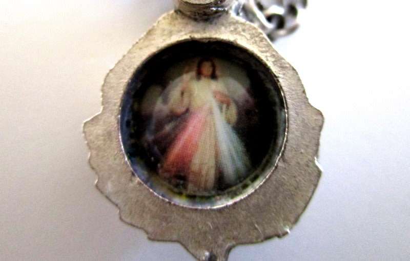 A LOT OF COSTUME JEWELLERY INCLUDING A RELIGIOUS PENDANT