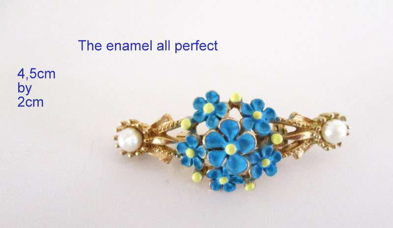 A LOT OF COSTUME JEWELLERY INCLUDING A RELIGIOUS PENDANT