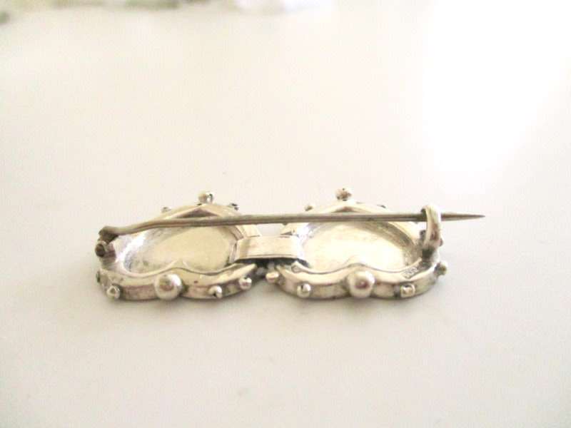 A HALLMARKED SILVER MIZPAH BROOCH--1911-1912