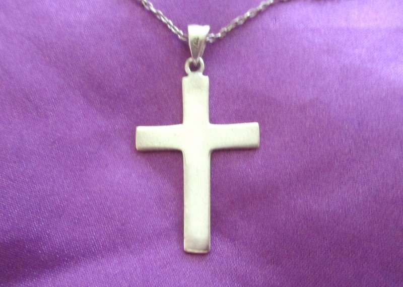 A VINTAGE SOLID SILVER CROSS AND CHAIN--Weight 3,5 gram