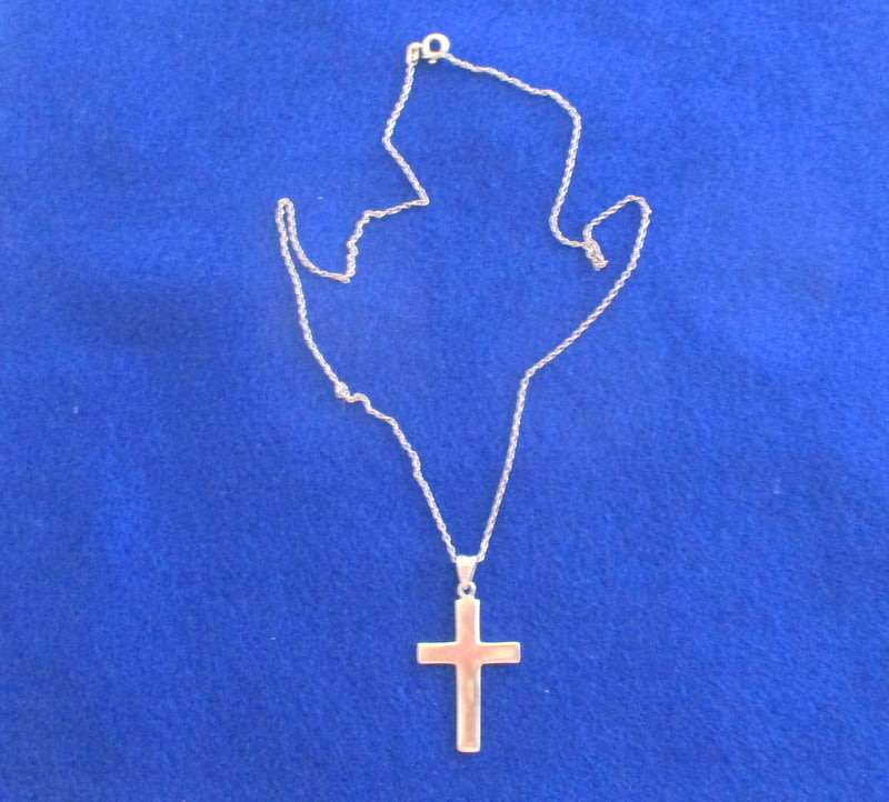 A VINTAGE SOLID SILVER CROSS AND CHAIN--Weight 3,5 gram