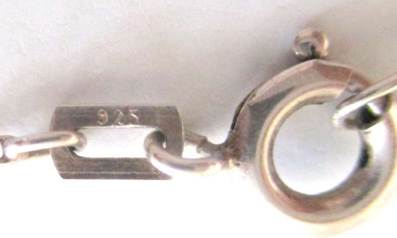 A VINTAGE SOLID SILVER CROSS AND CHAIN--Weight 3,5 gram