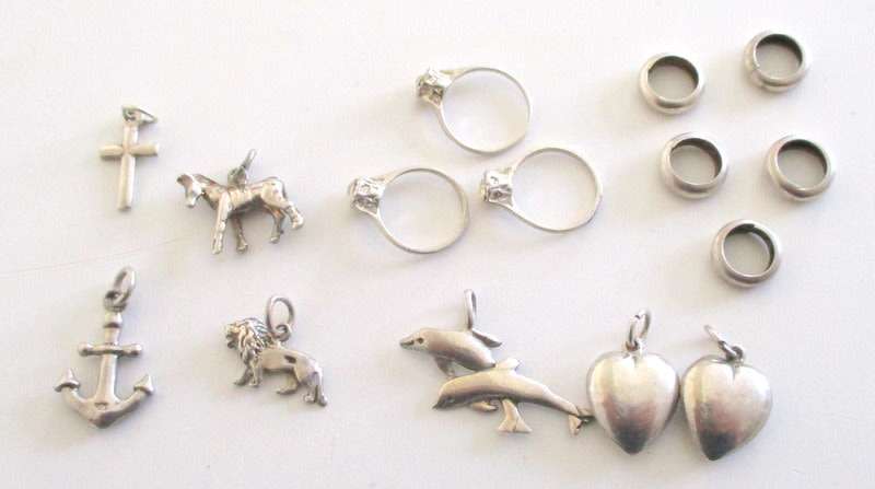 A LOT OF STERLING SILVER CHARMS AND FRIENDSHIP RINGS---10,4gram