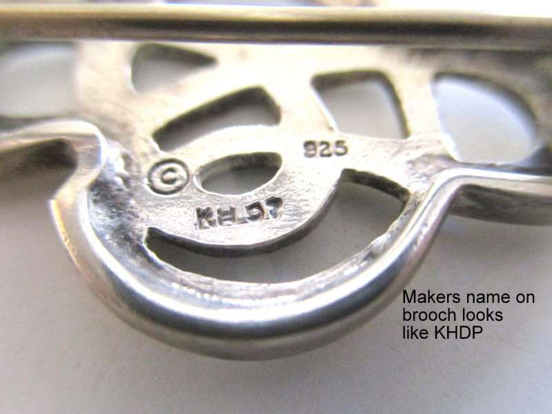 A SOLID PENDANT AND BROOCH