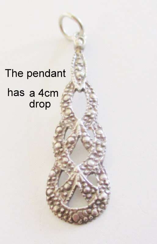 A SOLID PENDANT AND BROOCH
